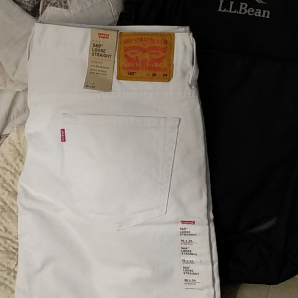 White levi 569 straight loose